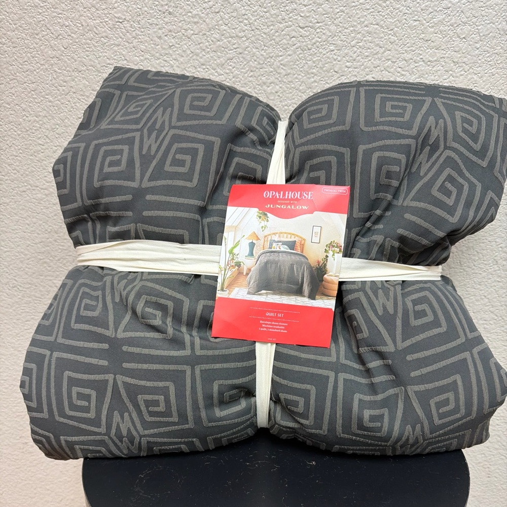 NWT OPALHOUSE TWIN QUILT SET‎